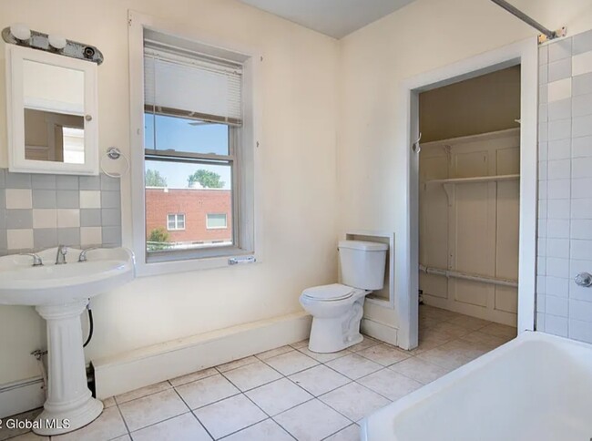 Spacious bathroom - 290 2nd Ave