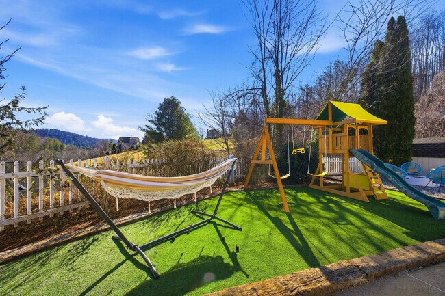 Building Photo - 12 Apple Tree Way