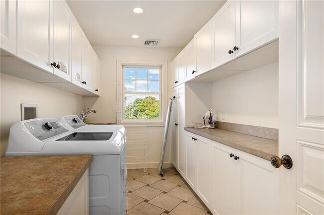 Building Photo - 303 Howland Ave