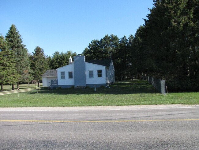 Building Photo - Turnkey 1BR Retreat | Fireplace, Trails, &...