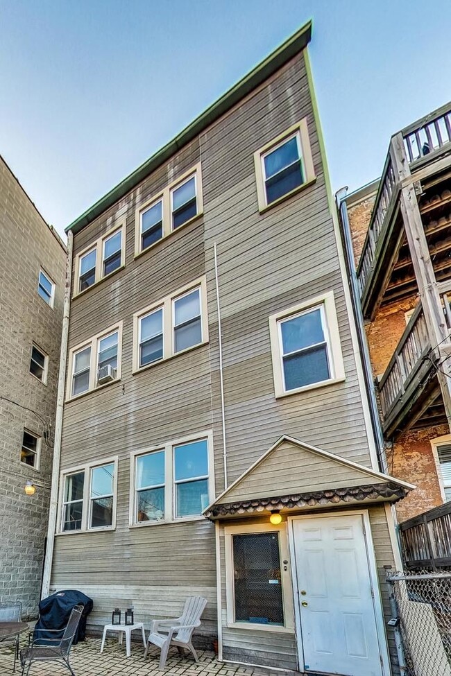 Building Photo - 1037 N Damen Ave.