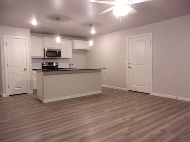 Building Photo - 3 Bed 2 Bath 2 Car Duplex in Chisholm Creek NW OKC