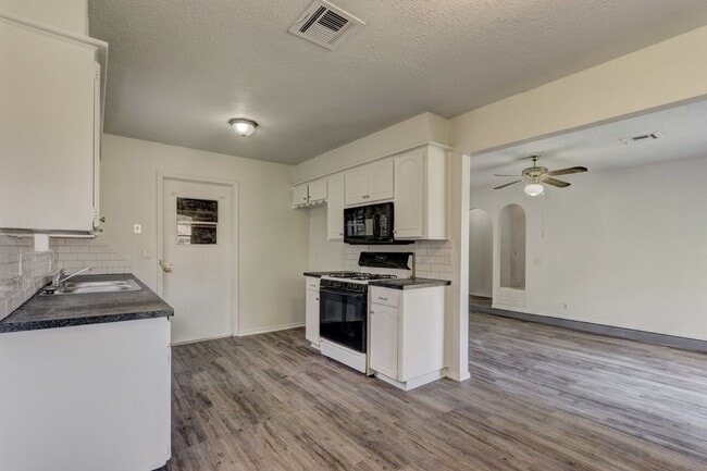 Building Photo - Cozy & Stylish Living Near ESA Park with F...