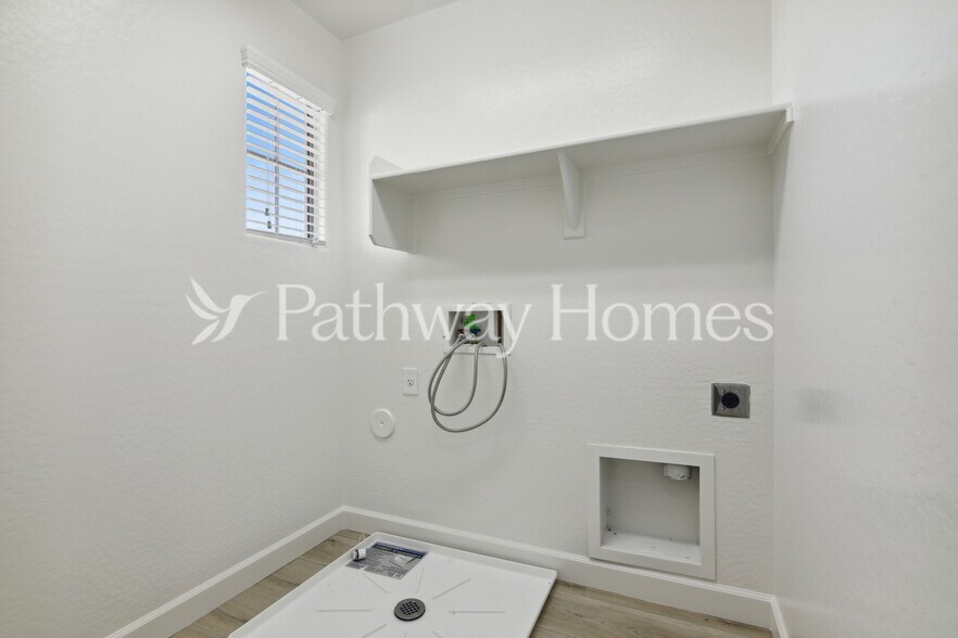 Building Photo - 2451 W Parkway Dr