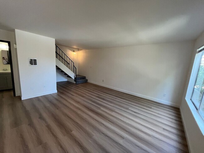 Building Photo - La Jolla Townhome For Rent