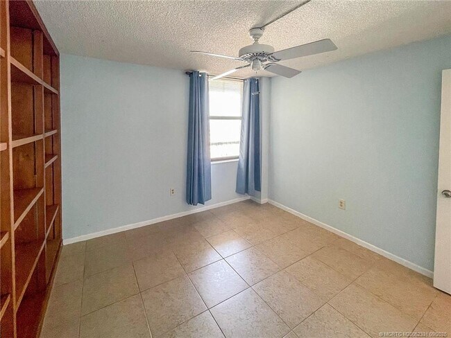 Building Photo - 10680 S Ocean Dr
