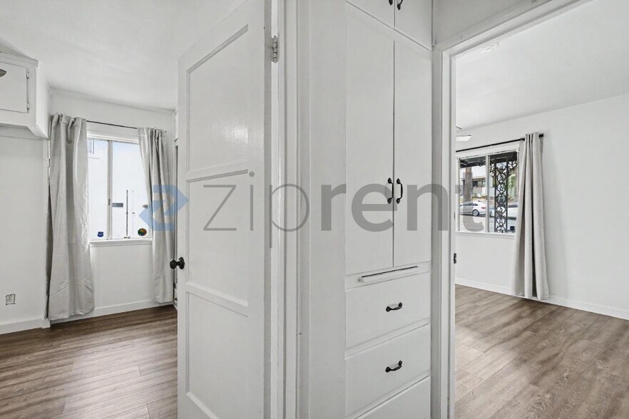 Building Photo - Unit