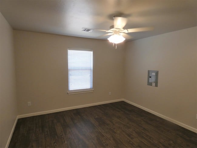 Building Photo - 405 Vail Cir