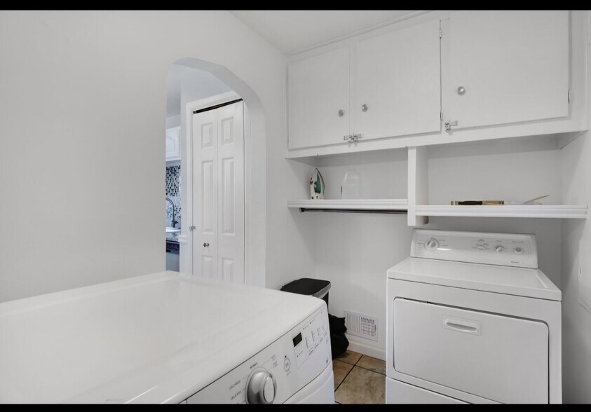 Building Photo - 5295 Perry St