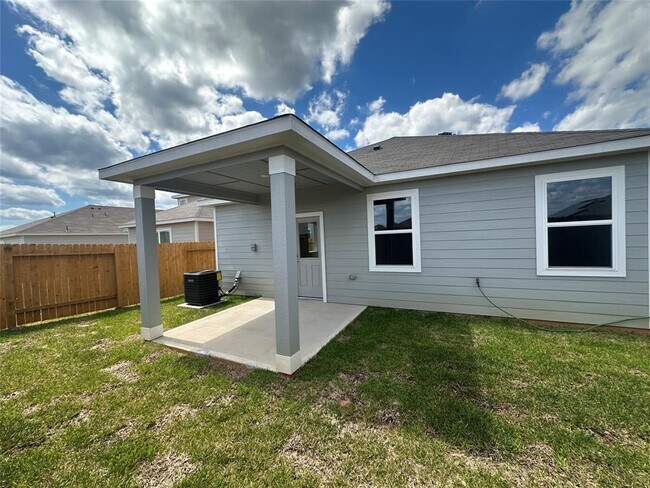 Building Photo - 16422 Blossom Grv Dr