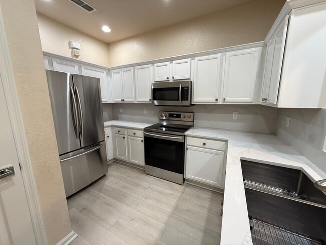 Building Photo - 3071 Ashland Ln N