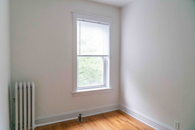 Building Photo - Southport Corridor - 1 Bed / 1 Bath - Heat Included