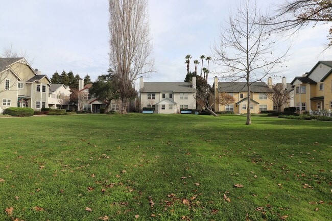 Building Photo - Lovely Cottonwood Glen Townhome