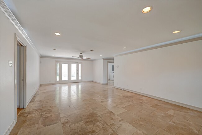 Building Photo - 5611 Briarbend Dr