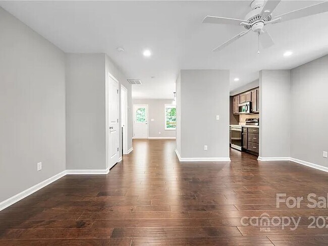 Building Photo - 10 Beryl Ct