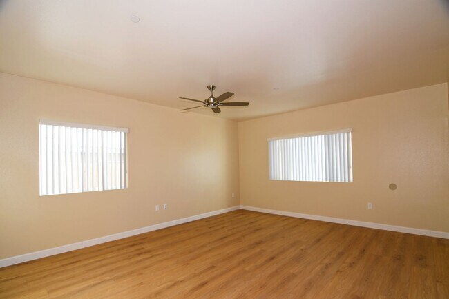 Building Photo - 571 Moss St