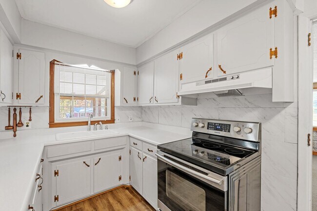 Building Photo - Charming 3 Bedrooms, 1.5 Bath Ranch Home Minutes From Lake Cooley