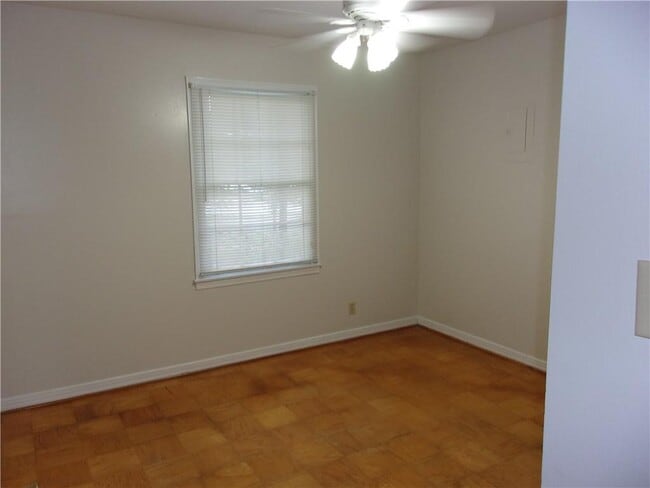 Building Photo - 408 N University Blvd