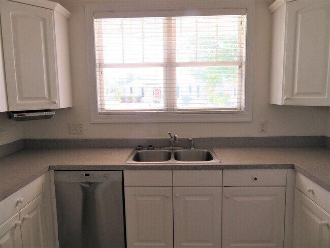 Building Photo - 3 bedroom, 2 bath home located in Waterford community of Leland