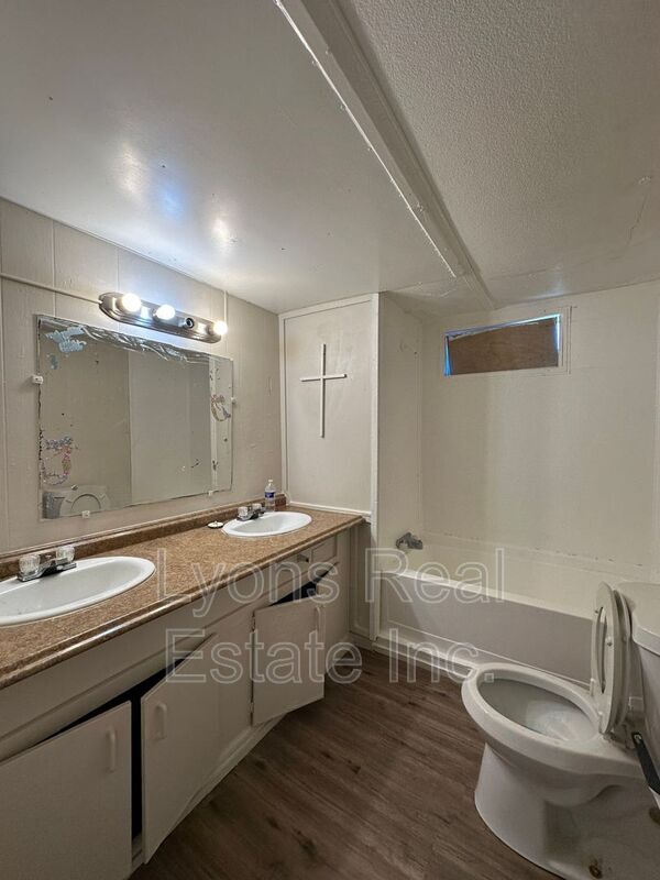 Building Photo - 8086 Heck Dr