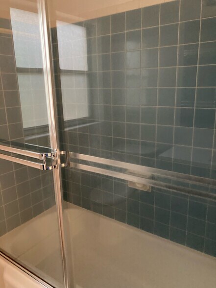 Building Photo - 302 NW 13th Ave