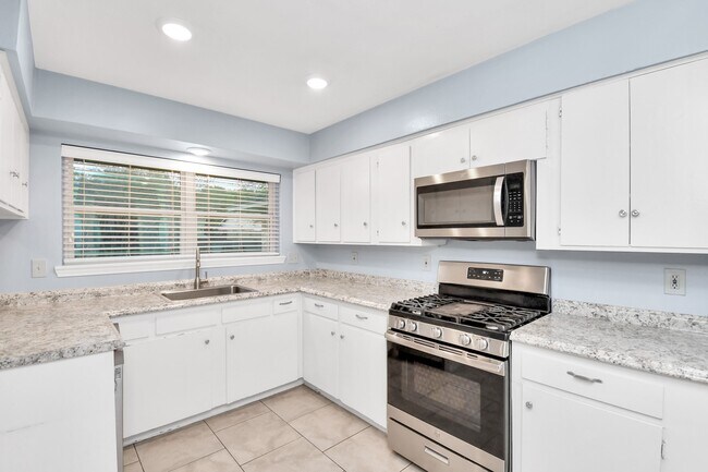 Building Photo - 8022 Sharpview Dr