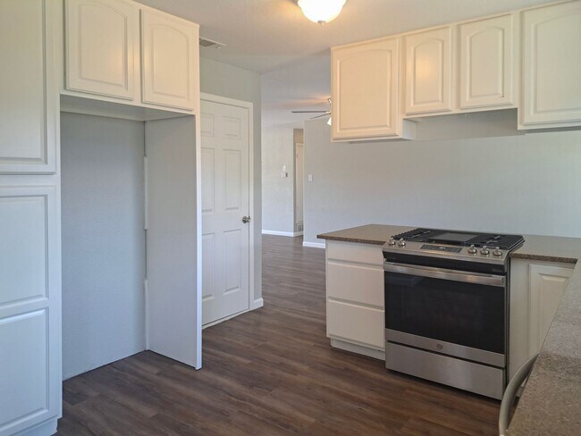 Building Photo - Spacious 3 bedroom 2 bath home w/ swimming...