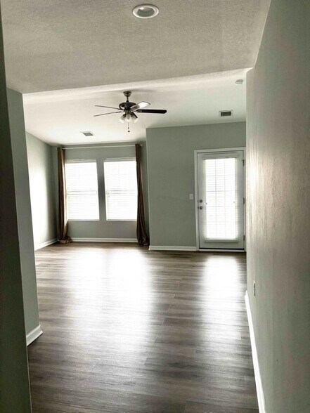 Building Photo - 923 E Ocean View Ave