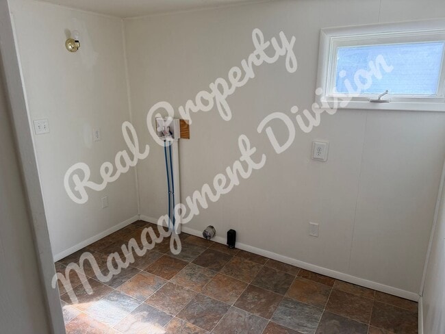 Building Photo - 4 Bed / 2 Bath Home – Large Yard, Basement, New Appliances!