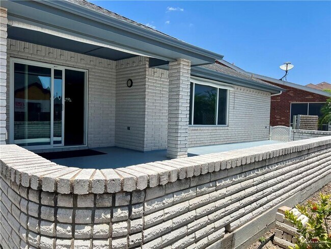 Building Photo - 1006 Lake View Dr