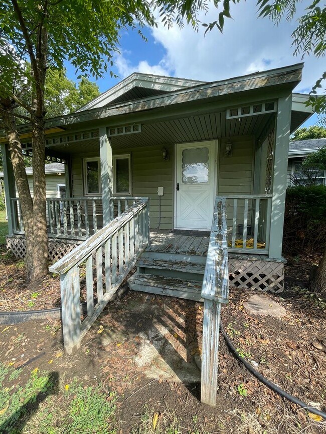 Building Photo - Three Bedroom Single Family Home in the Co...
