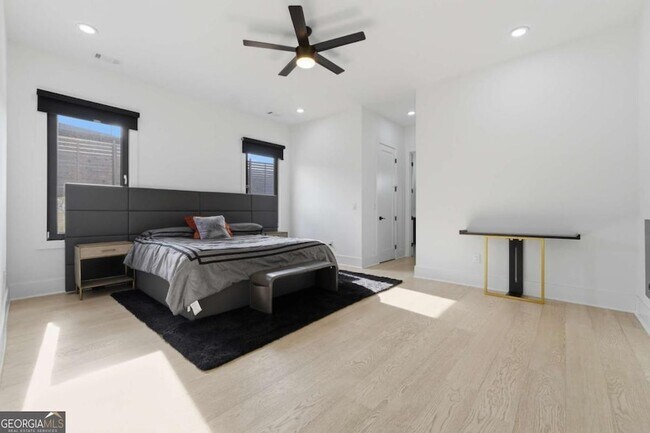 Building Photo - 556 Versailles Dr