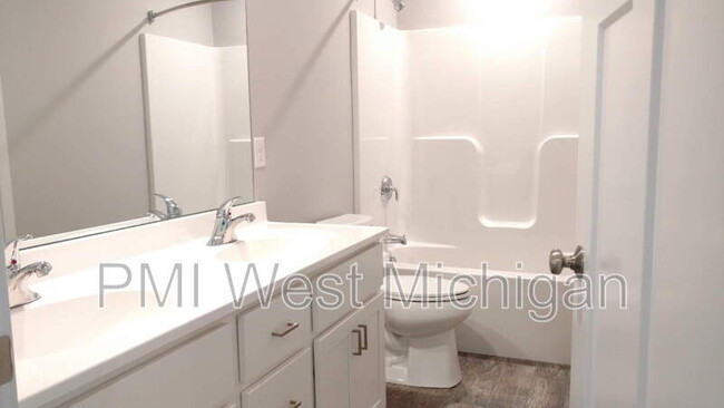 Building Photo - 548 W Elm St