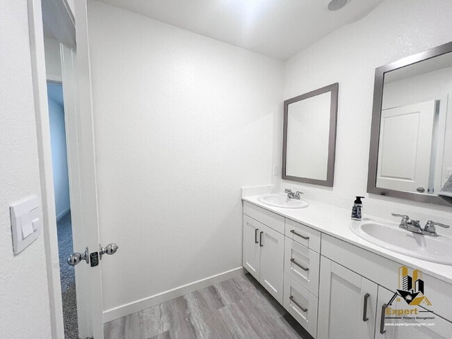 Building Photo - 2081 Blue Star Dr