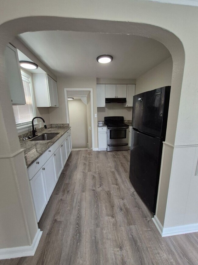 Building Photo - Updated 3-Bedroom Home – We Welcome Sectio...