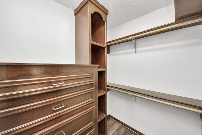 Building Photo - 616 S Rivershire Dr