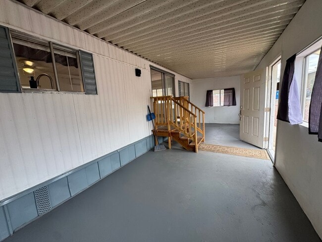 Building Photo - 1 BR 1Ba with enclosed Porch/Patio, fenced yard, RV Parking