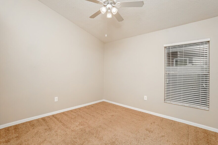 Building Photo - 15950 Leatherleaf Ln