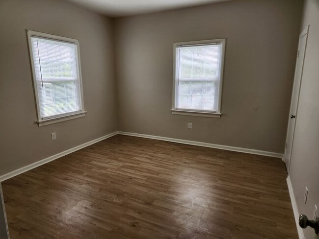 Building Photo - 2 Bedroom 1 Bath Upper Level unit-Close to...