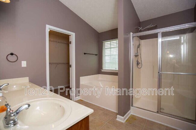 Building Photo - 6 Woodmere Ct
