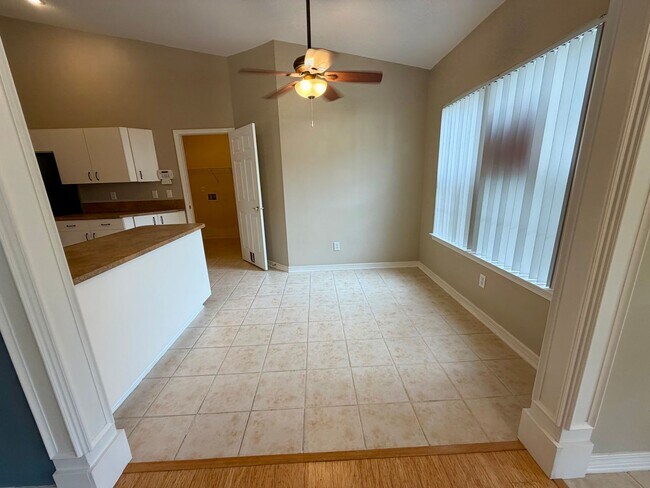 Building Photo - 4 bed 2bath with Pool