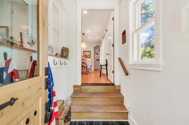 Building Photo - 543 Oakwood Trl