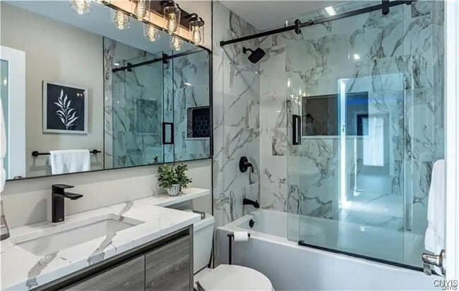 Building Photo - 1014 Main St