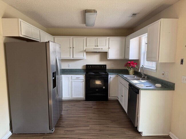 Building Photo - Leland