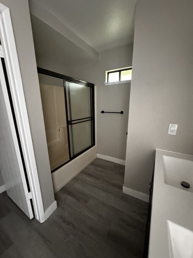 Building Photo - Newly Renovated 2-Bed, 2-Bath Condo at 3559 Guadalupe