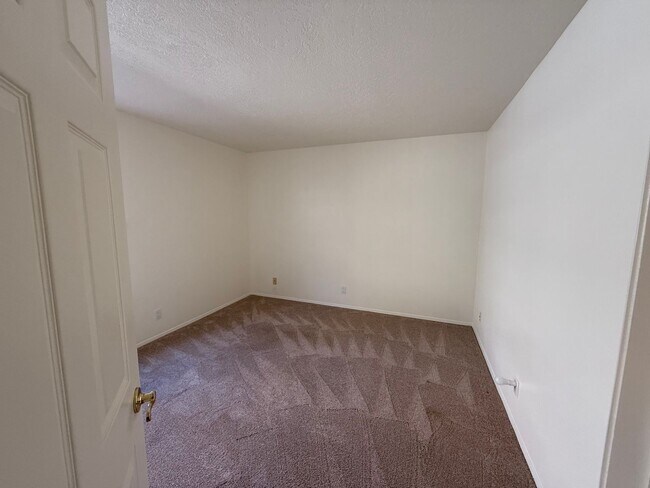 Building Photo - Desirable 3 Bed 2 Bath 2 Car Garage
