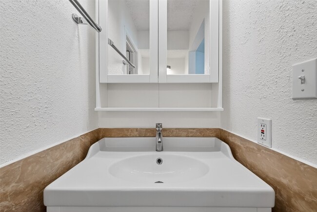 Building Photo - 7575 Cambridge St