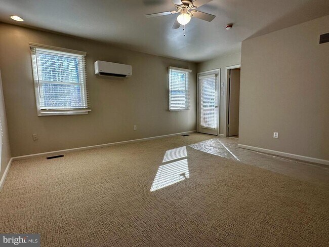 Building Photo - 18 Dundee Mews