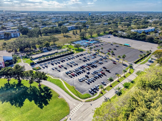 Building Photo - 127 Westbury E