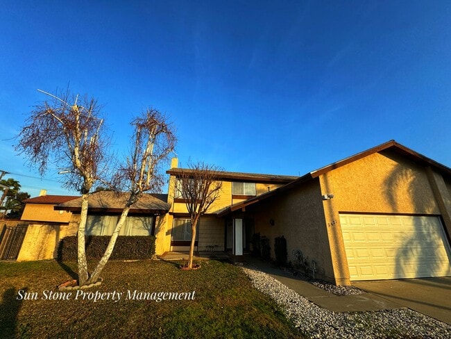 Building Photo - House in Ontario